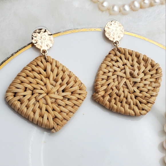 ๐5/$25 Boho Rattan Gold earrings ๐ - Picture 1 of 4